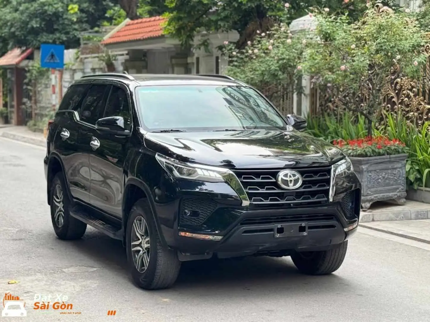 Xe 7 chỗ rộng Innova Fortuner — Đặt Xe Sài Gòn