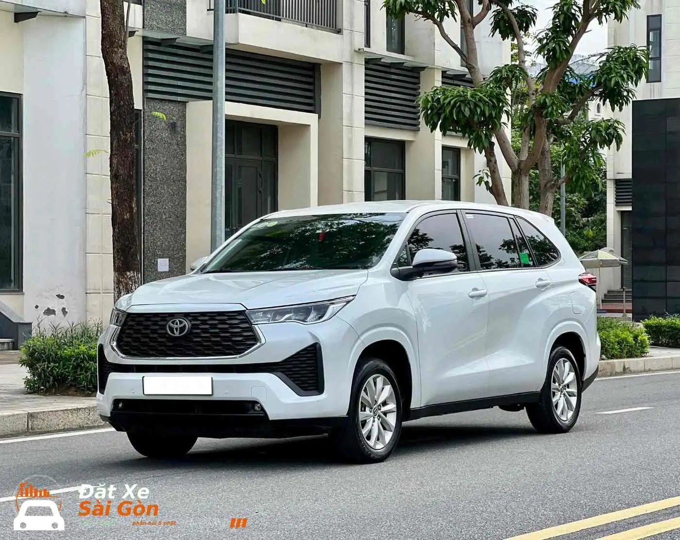 Xe 7 chỗ rộng Innova Fortuner Đặt Xe Sài Gòn