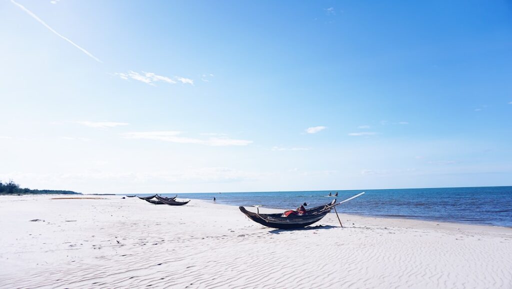 Bãi biển vắng ven biển gần Vũng Tàu, ít du khách, phù hợp với Phước Hải