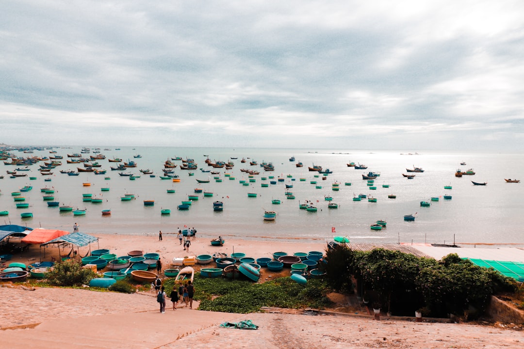 Làng chài ven biển với thuyền đánh cá, gần khu chợ hải sản Phước Hải