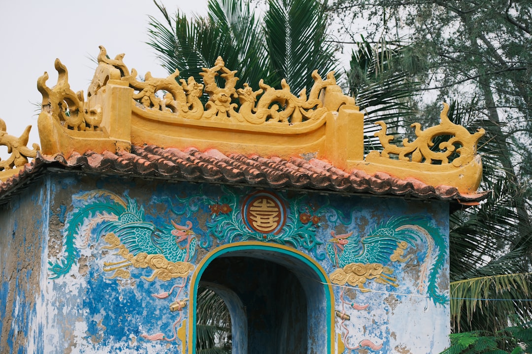 Miếu thờ ven biển kiểu Việt Nam, gần khu dân cư làng chài